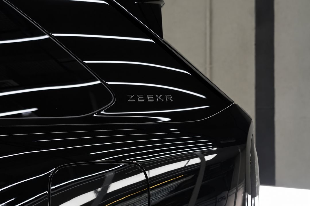 AI visualisation of the same pillar and ZEEKR lettering in gloss black with sharp reflections.