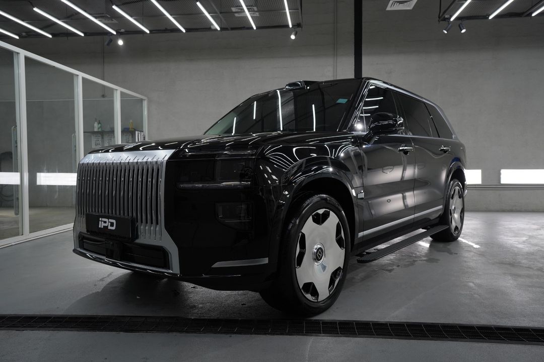 Original photograph: front three-quarter view of the black ZEEKR 9X with silver grille, trim and wheels.