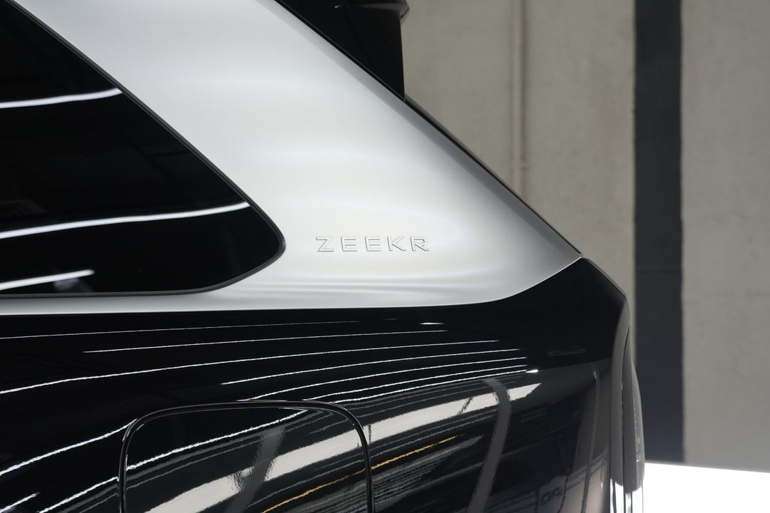Original photograph: close-up of the satin silver rear side pillar with the ZEEKR lettering.